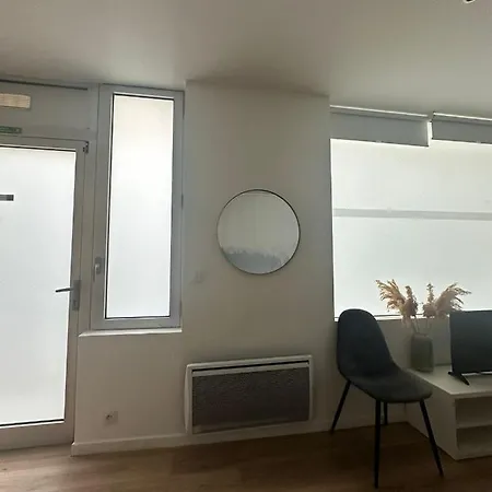 Modern And Warm Fully Renovated Split Level Apart Steps Away From The Grands Boulevard *