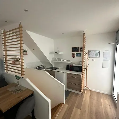 Modern And Warm Fully Renovated Split Level Apart Steps Away From The Grands Boulevard