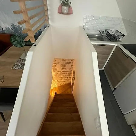 Modern And Warm Fully Renovated Split Level Apart Steps Away From The Grands Boulevard
