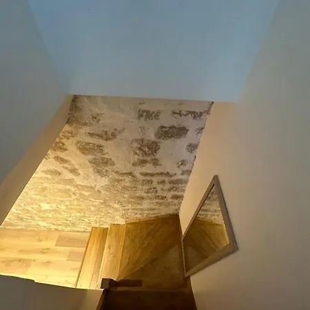 Modern And Warm Fully Renovated Split Level Apart Steps Away From The Grands Boulevard Appartement Paris